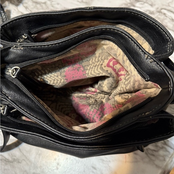 Elegant Black faux Leather Shoulder Bag - Picture 4 of 7